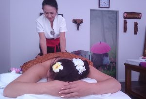 Thailändsk fotmassage i lila rummet.