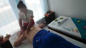Thailändsk massage som lindrar stel rygg.